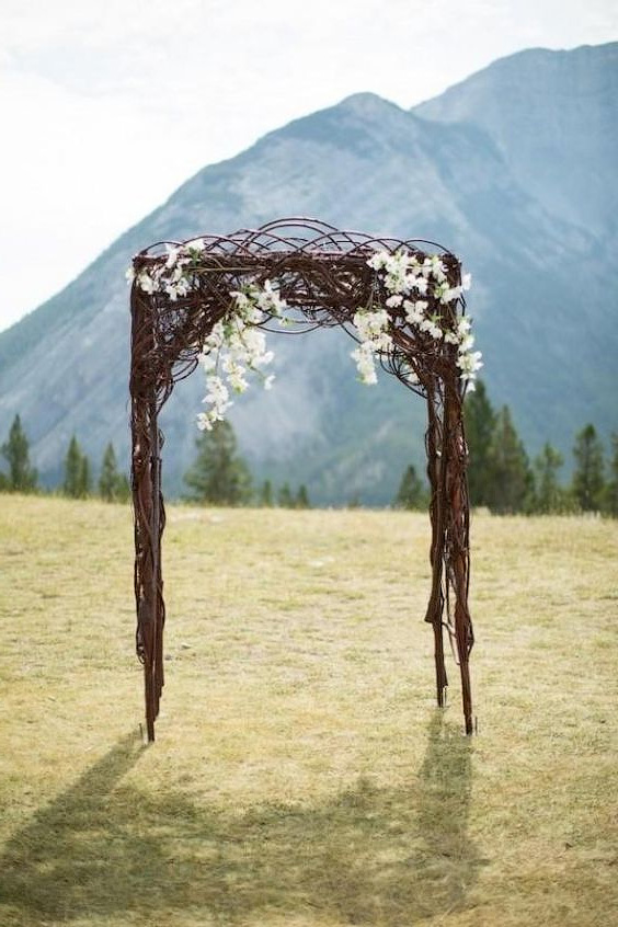минималистическая свадебная арка